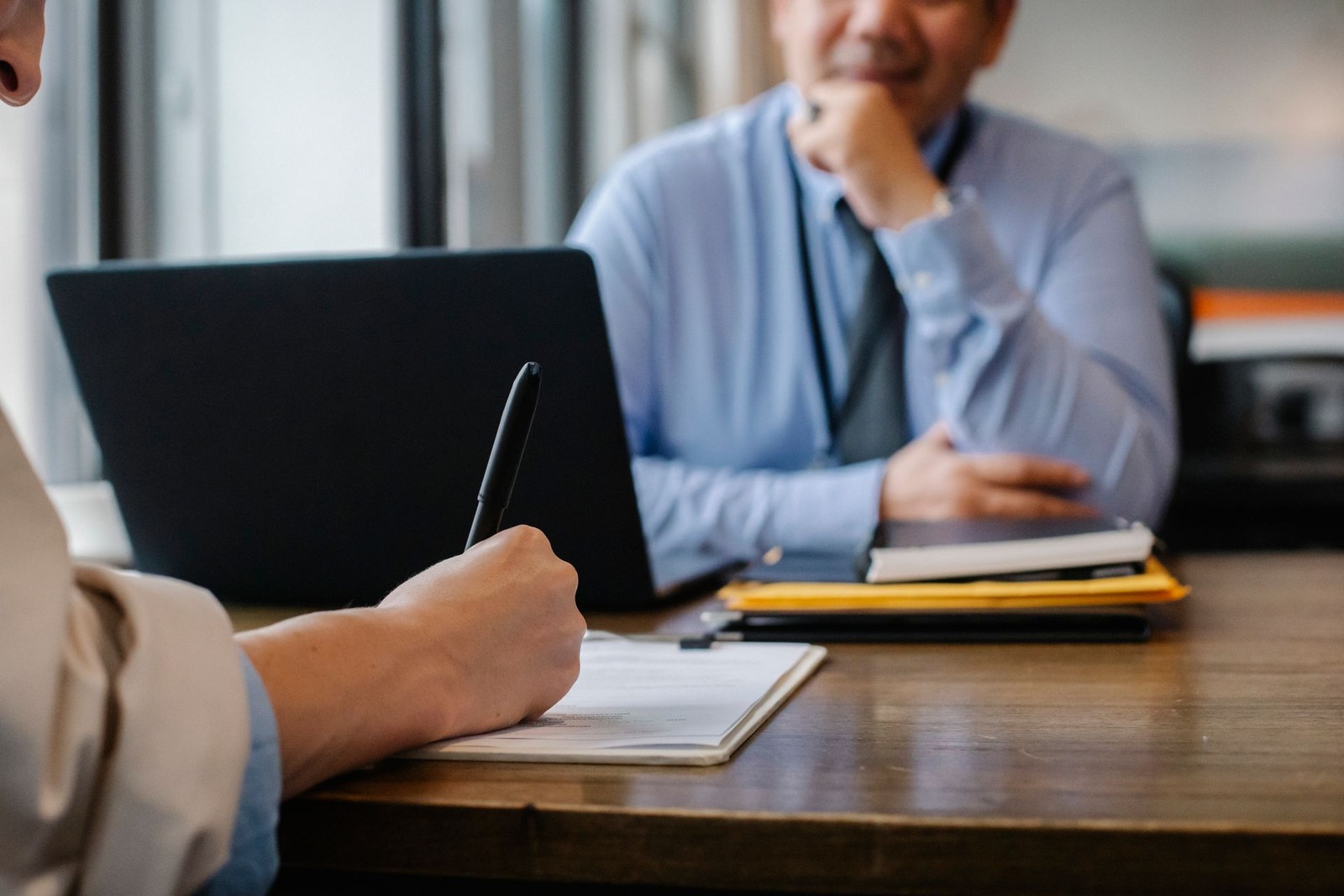 HR-medewerker bekijkt sollicitaties en vacatureprofielen op een laptop